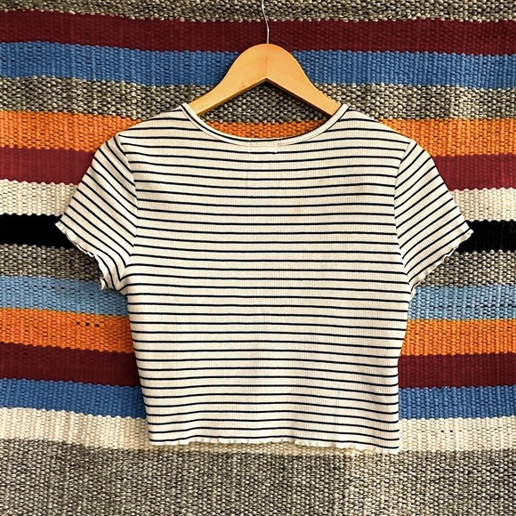 Forever 21 Black & White Strip Crop Top - Picture 3 of 7